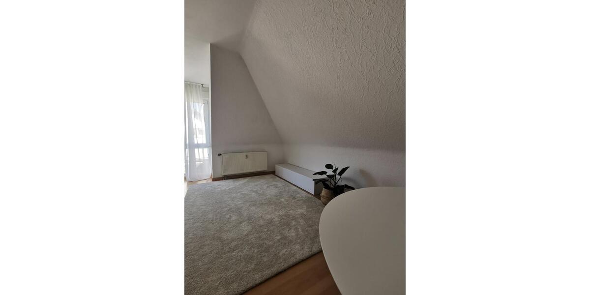 Helle 2 Zimmer DG Wohnung mit Balkon und Garage 2 zimmer