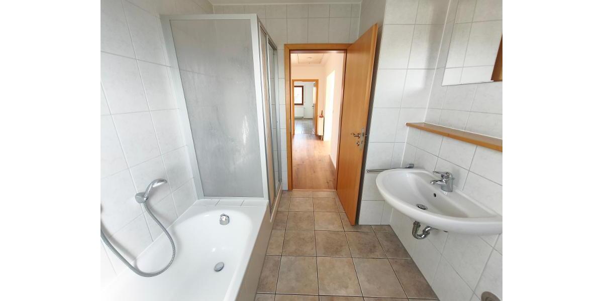 3 Zi. Wohnung im DG (1.OG) mit Balkon und Carport - Etagenwohnung Pommersfelden | Angebot:27230171