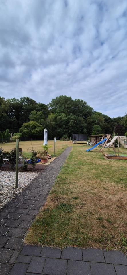 Modernisierte 5-Zi.-Wohnung mit großem Garten in Schloß Neuhaus zimmer