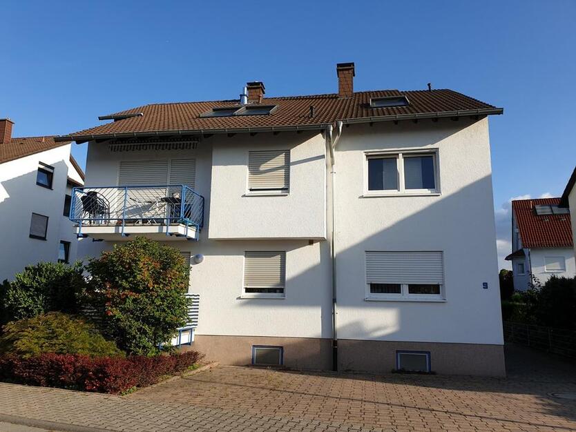 Möblierte !! 3 Zi. Wohnung ca.80m2 im 1.OG. mit kleinem Südbalkon