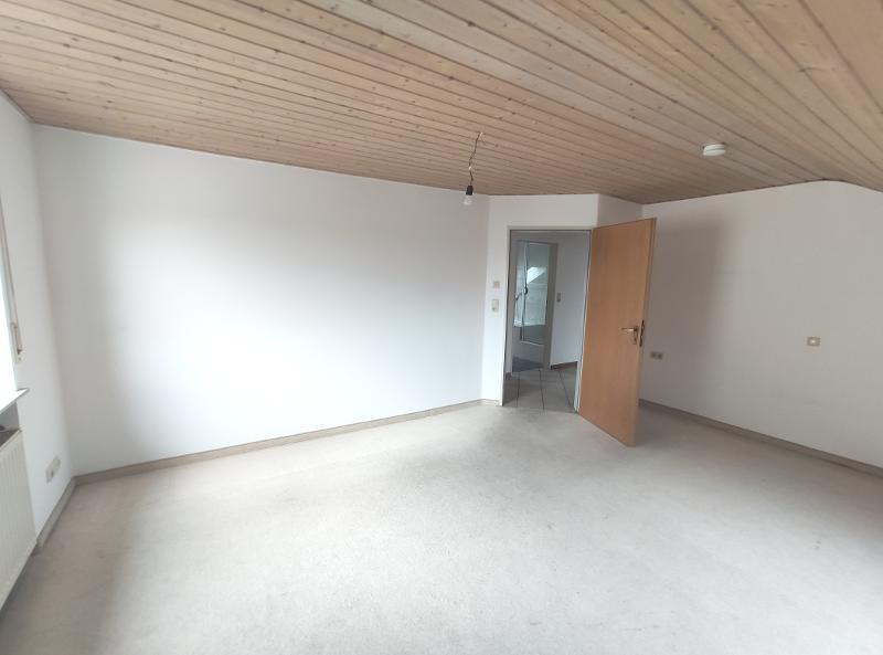 3 Zi. DG Wohnung mit Küche, Gartenmitbenutzung und Stellplatz 3 zimmer