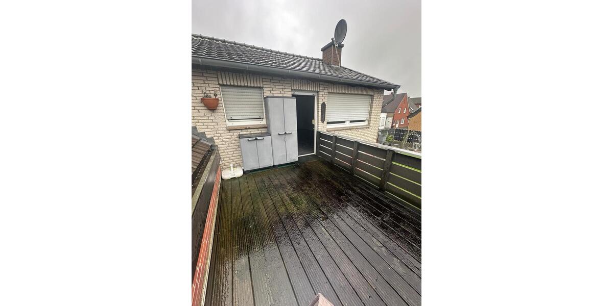 Altbau-Obergeschoss-Wohnung mit Balkon & Einbauküche zu SOFORT!!! 4 zimmer