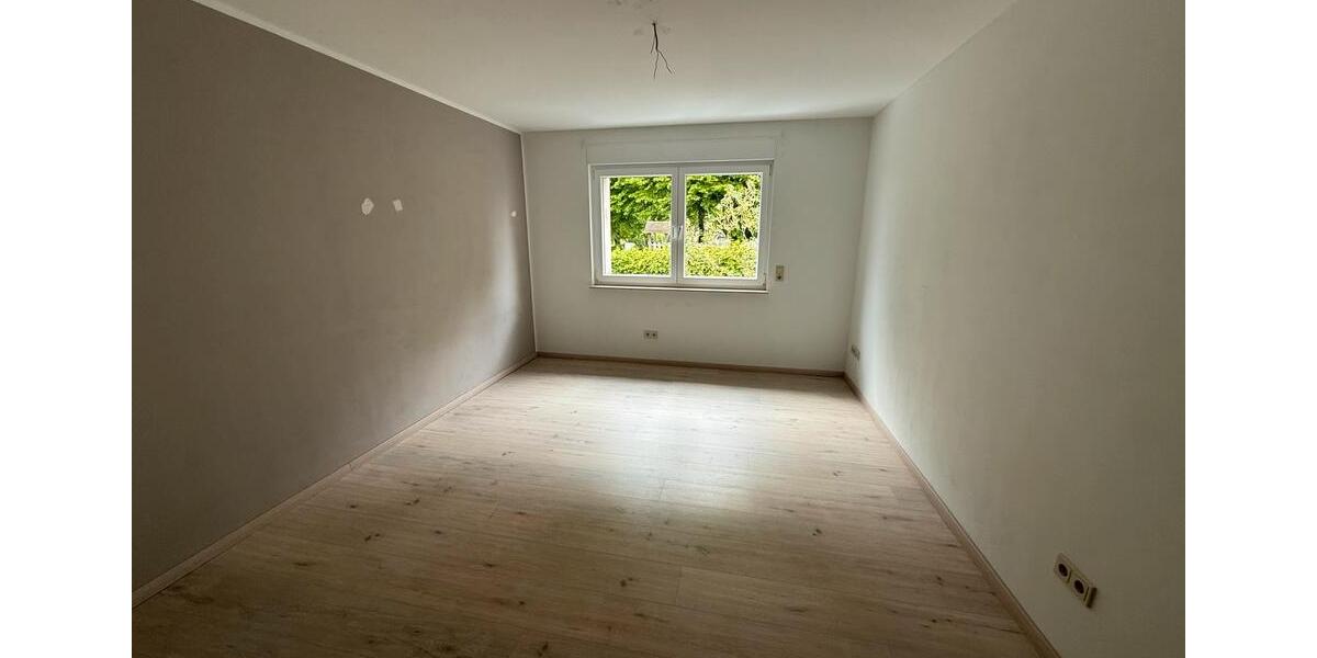 Mehrfamilienhaus, Wohnhaus Hüllhorst - 8 Zimmer, 244 m&sup2;, 2.140&euro; | Angebot:26533419