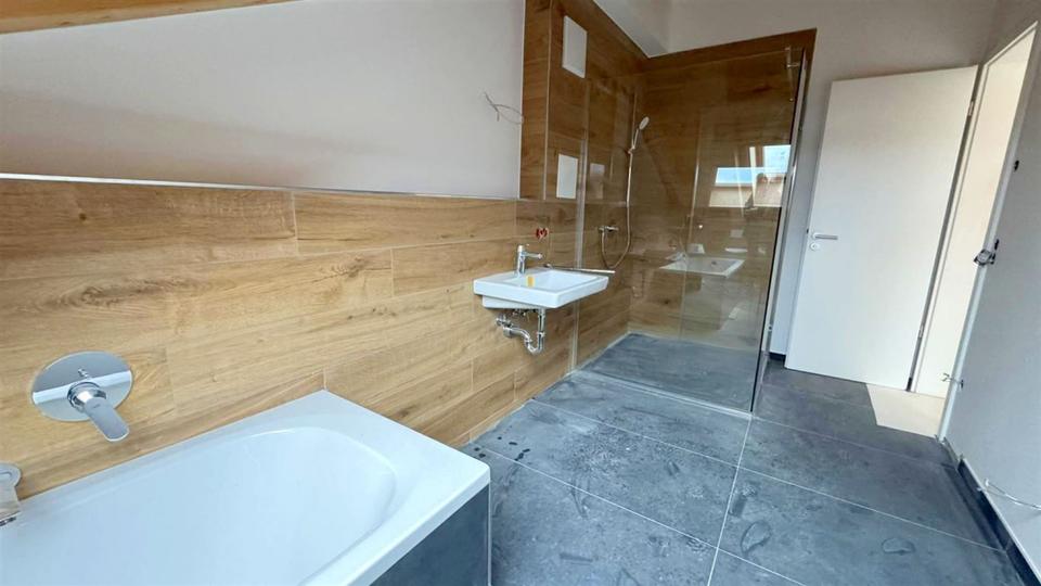 3-Zimmer-Dach-Studio-Wohnung, LIFT, EBK, Keller, Kachelofen-Anschluss, TG-Platz a. W. 3 zimmer