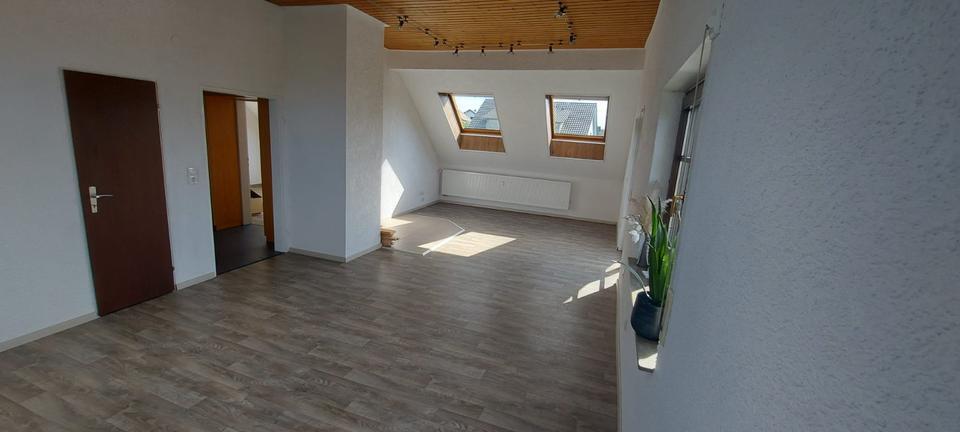 Schöne, helle 3-Zimmer-Dachgeschosswohnung mit EBK in Höpfingen zimmer