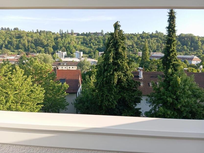 2-Zimmer Dachgeschosswohnung mit Fußbodenheizung [Neu renoviert] zimmer