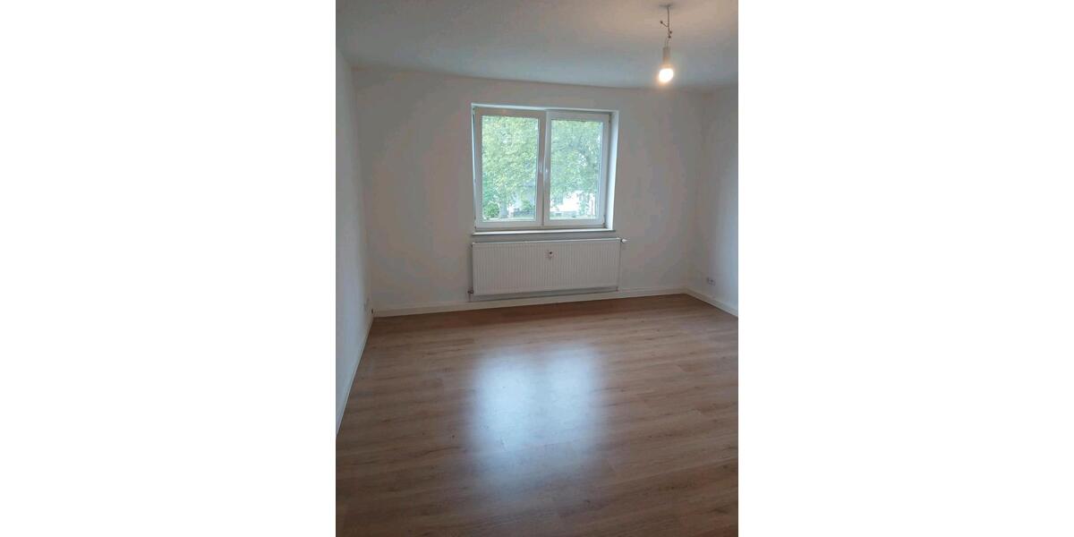 Erdgeschoßwohnung Halbe - 3 Zimmer, 74 m&sup2;, 750&euro; | Angebot:24979372