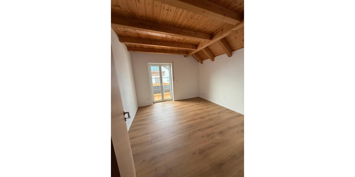 Dachgeschoßwohnung Ergolding - 5 Zimmer, 130 m&sup2;, 1.665&euro; | Angebot:26269095