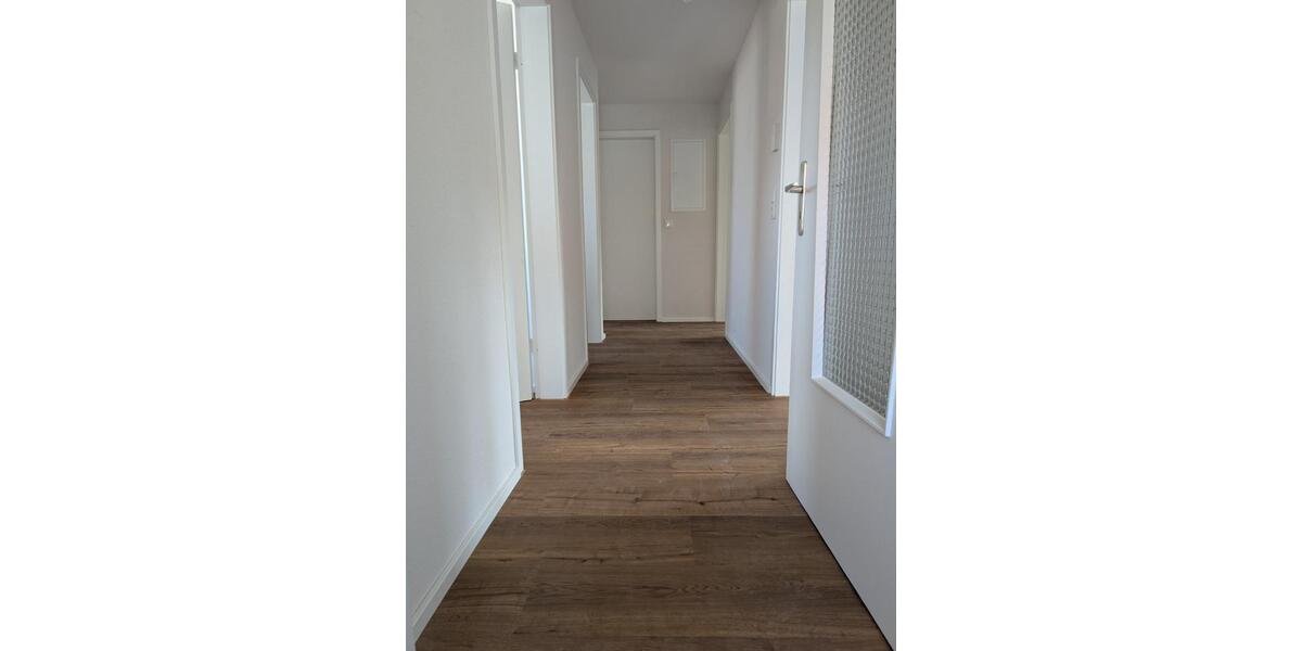 2,5-Zimmer-DG-Wohnung mit Balkon in kernsaniertem Haus zimmer