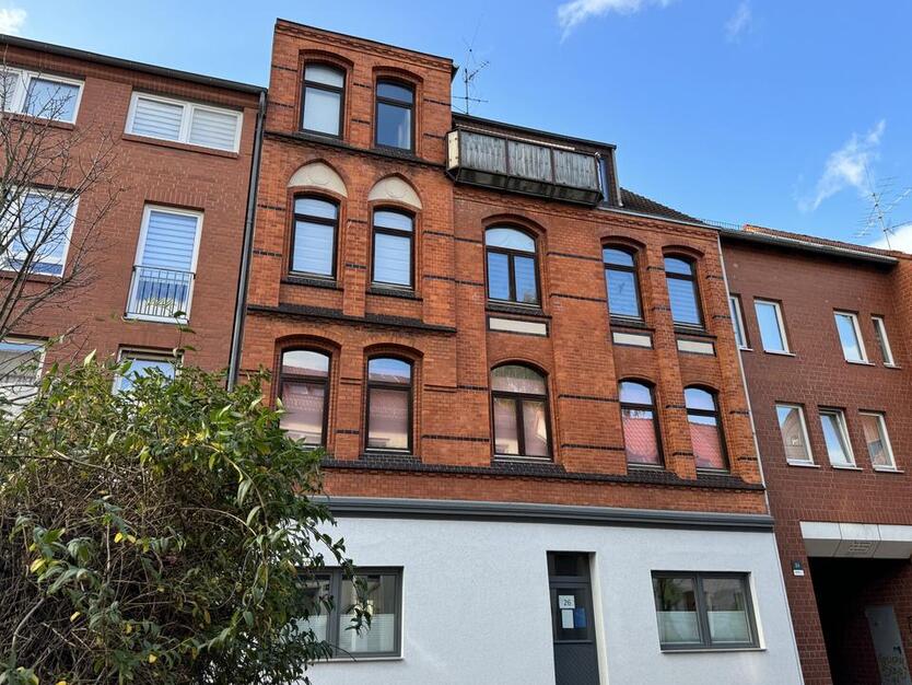 Ihr neues IMMOBILIEN QUARTIER: Sanierte 3,5-Zimmer Wohnung im 1. OG in Linden mit Tageslichtbad zimmer