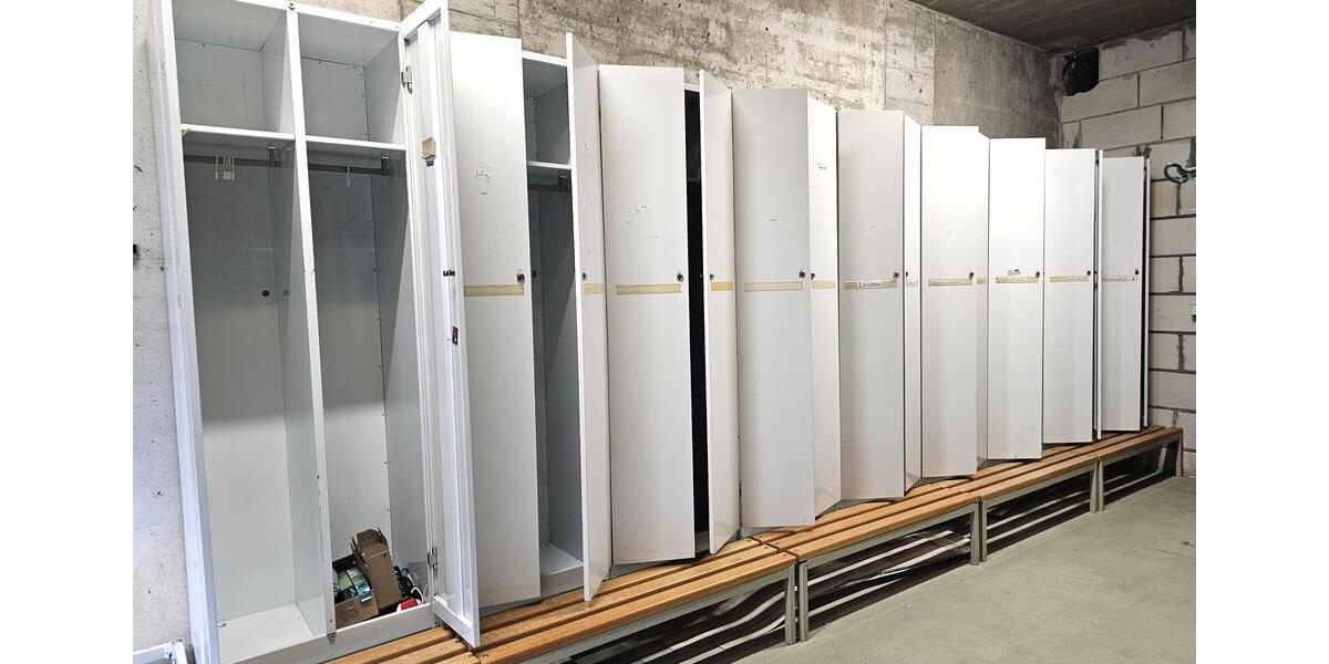 Außergewöhnliche Gewerbefläche für Kosmetik, Sport, Musik, Kunst oder ärztliche Einrichtungen mit viel Platz und kleinem Außenbereich, Parkplatzanmietung möglich zimmer