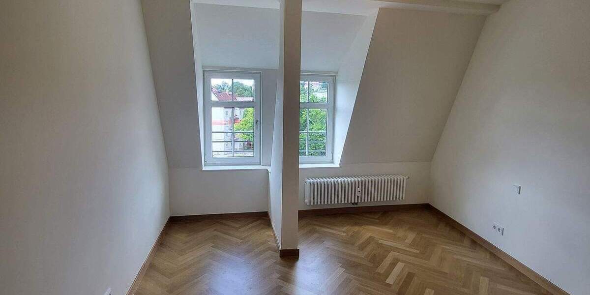 Hochwertige Sanierung im Zweitbezug - 4-Raum-Wohnung - Tageslichtbad, Gäste-WC, Parkett, Stellplatz 4 zimmer