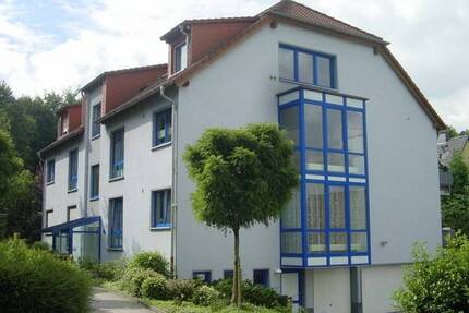 *** Gepflegte 2- Zimmer-Wohnung im 1. OG. *** viel Tageslicht, Sonnenbalkon und Garage ***