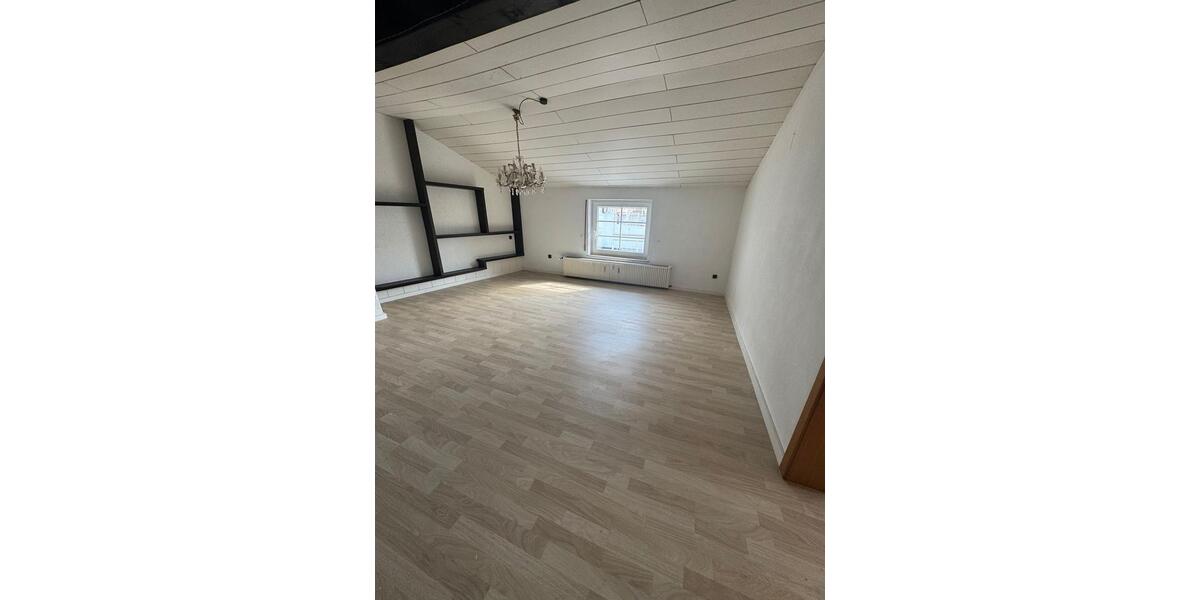 Etagenwohnung Föhren - 8 Zimmer, 224 m&sup2;, 1.600&euro; | Angebot:25553198