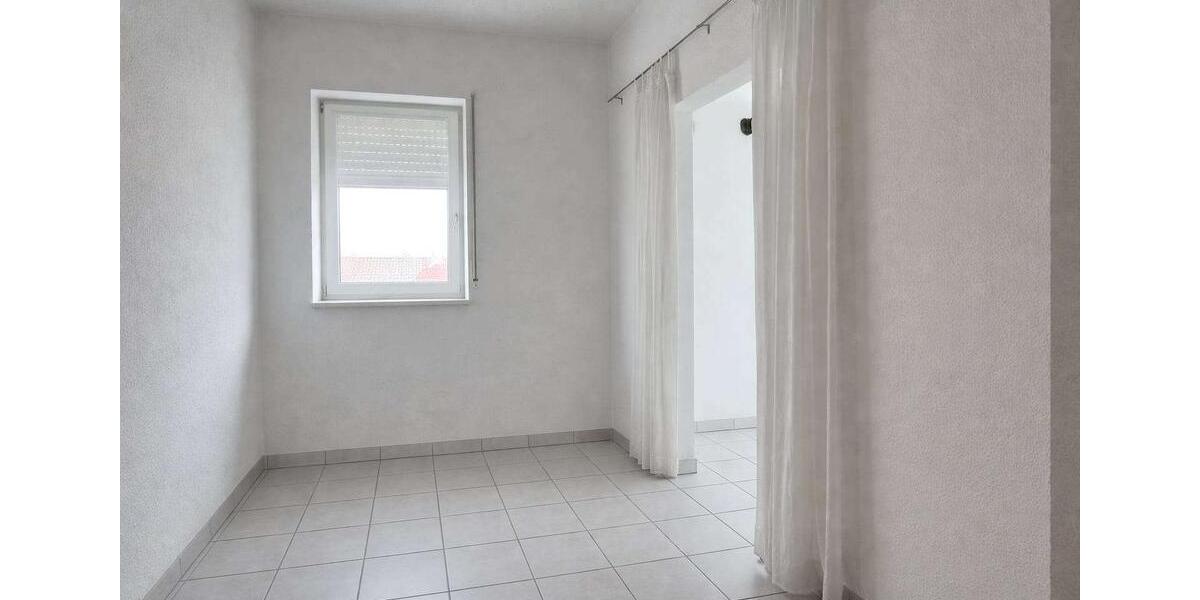 Etagenwohnung Kitzingen - 3 Zimmer, 125 m&sup2;, 1.200&euro; | Angebot:25266956