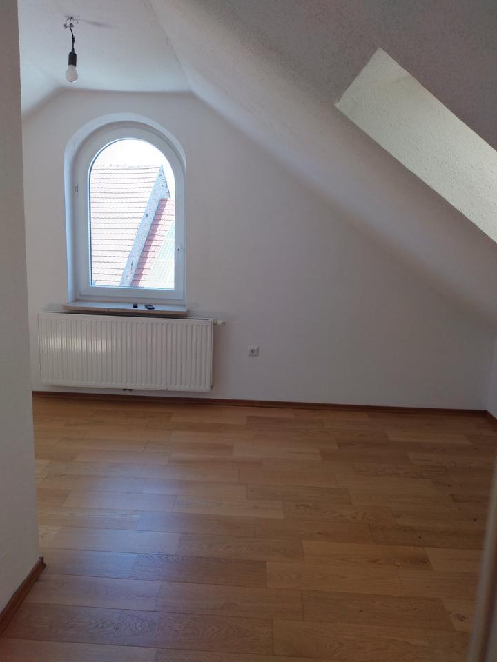 Großz. Einfam.haus mit Einl.w., Hof, Garten, Garage in Gernach