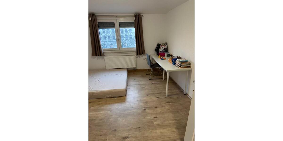 ein Zi. frei von möbiliziert Vier Zimmer Wohnung 7Km von Zentrum 4 zimmer