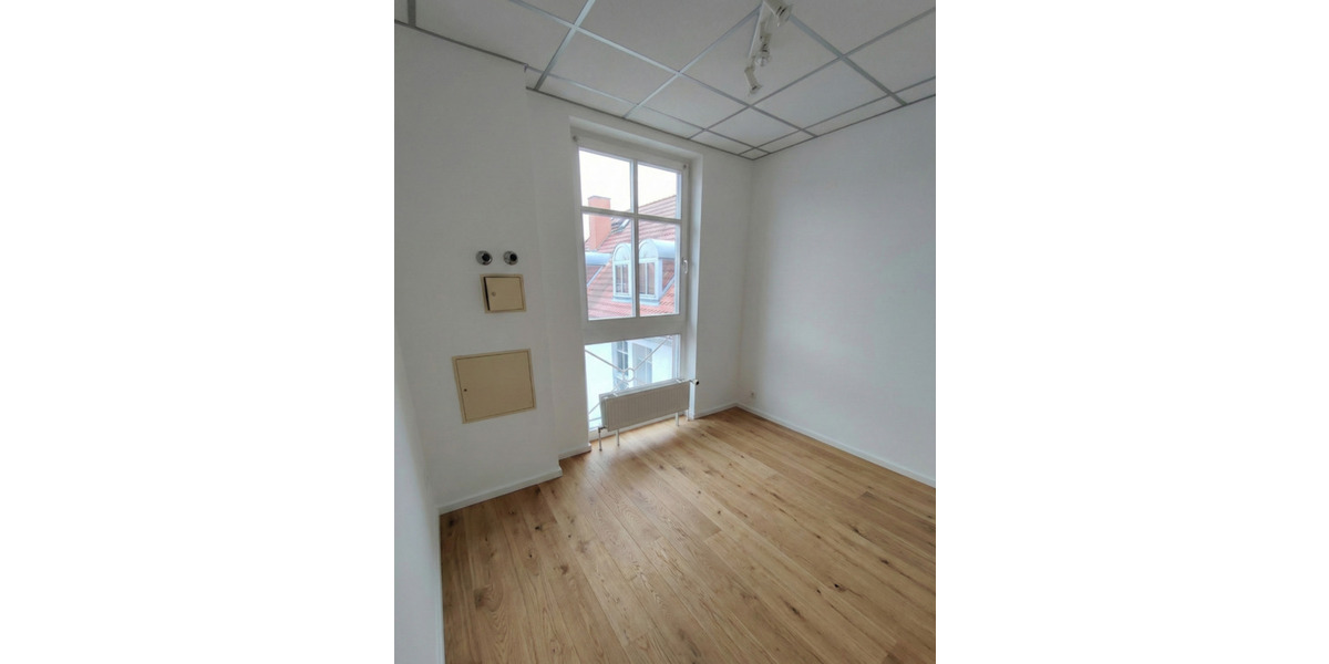 Etagenwohnung Neustrelitz - 5 Zimmer, 105 m&sup2;, 1.000&euro; | Angebot:24837711