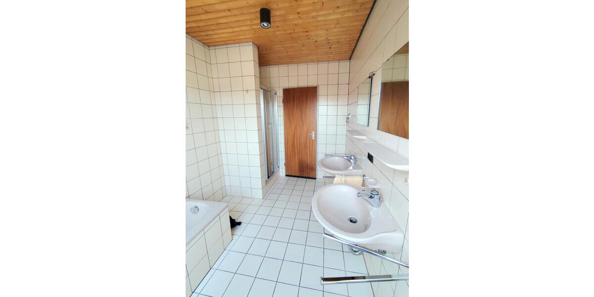 Dachgeschoßwohnung Lage - 3 Zimmer, 108 m&sup2;, 750&euro; | Angebot:26481181