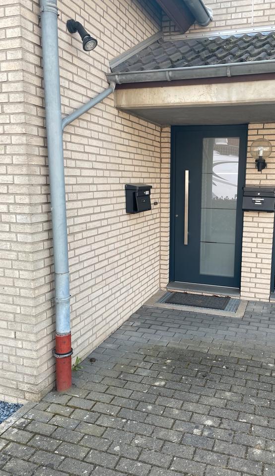 2 Zimmer Wohnung mit BadDusche in Parterre und Souterrain zimmer