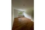 Familien-Wohnung in grüner Lage mit Balkon + renoviert + Wannenbad + separates WC + Aufzug