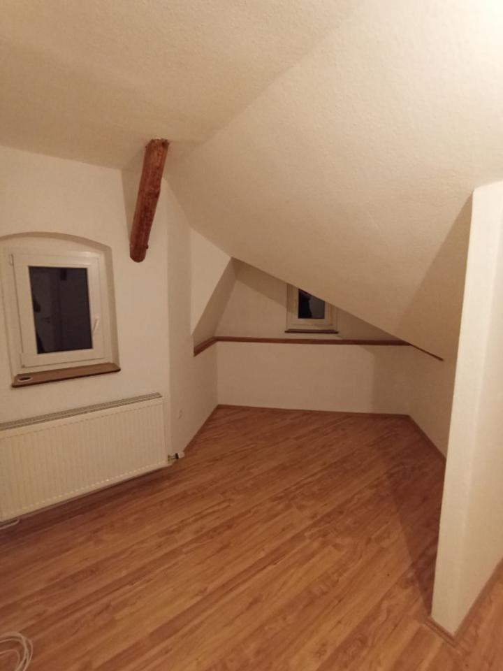 In ruhiger Lage, DG-Wohnung mit Ausblick ins Grüne zu vermieten zimmer