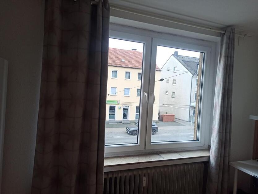 Eine möbliert Zimmer