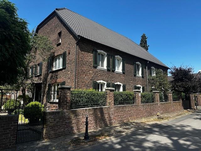 In dieser besonderen Wohnung trifft historischer Charme auf modernen Wohnkomfort, und das mit einem ausgeprägten Haus im Haus Gefühl. 7 zimmer