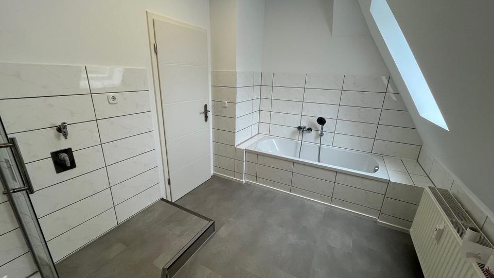 Dachgeschoßwohnung Werdau - 3 Zimmer, 64 m&sup2;, 390&euro; | Angebot:26032896