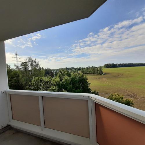 Südbalkon mit Blick ins Weite zimmer