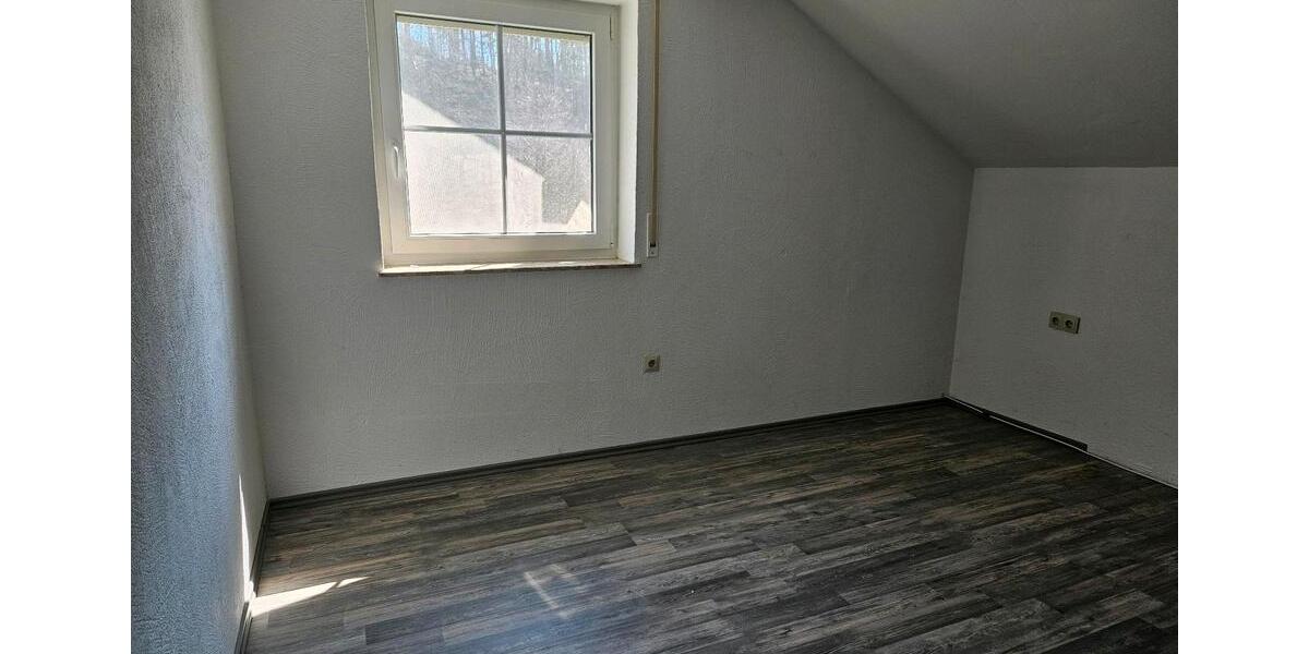 Dachgeschoßwohnung Kirchhaslach Greimeltshofen - 3 Zimmer, 85 m&sup2;, 655&euro; | Angebot:26625190