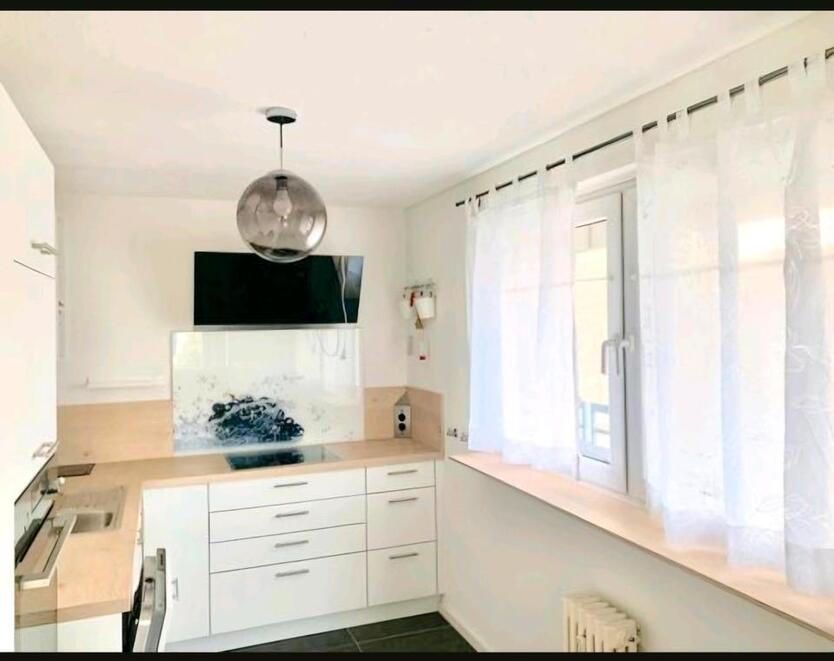 Neuwertige Wohnung mit 3Zimmern,Balkon mit Panoramablick und EBK