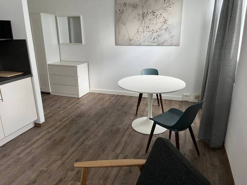 Business-Wohnen - Neu und sehr geschmackvoll möbliertes 1 Zimmer-Appartement im EG, Außenstellplatz oder TG-Stellplatz optional