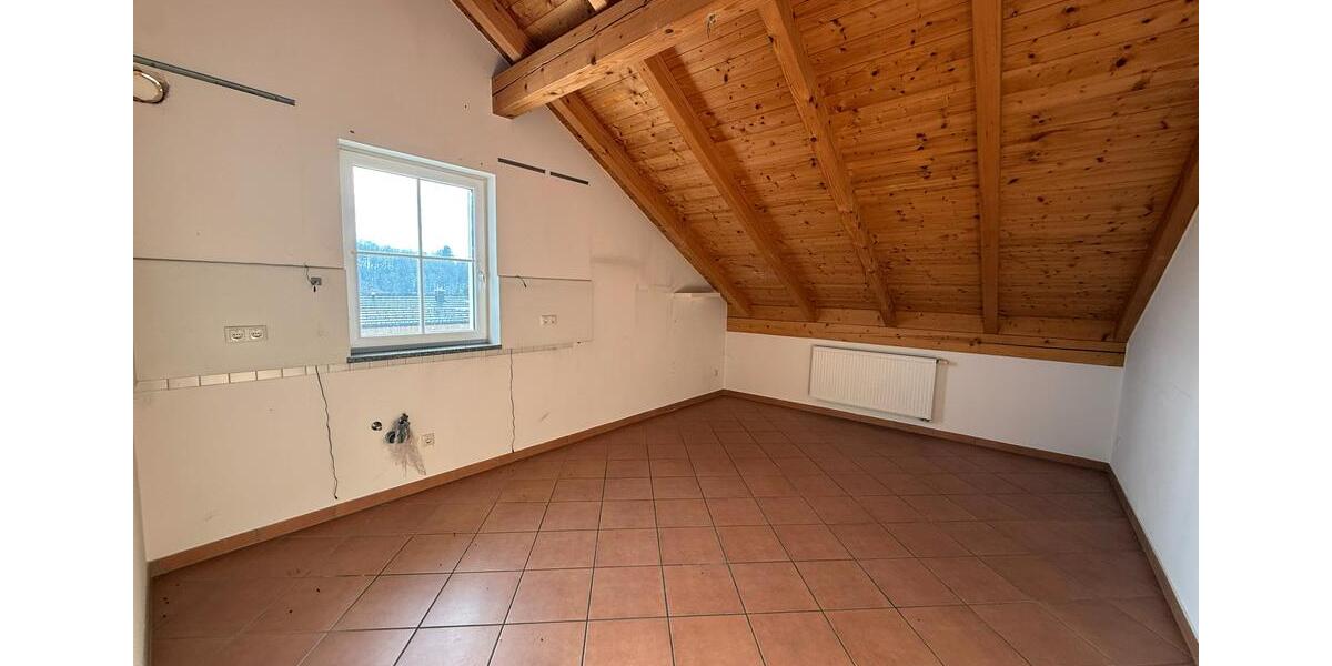 Dachgeschoßwohnung Deggendorf - 3 Zimmer, 95 m&sup2;, 800&euro; | Angebot:24704526