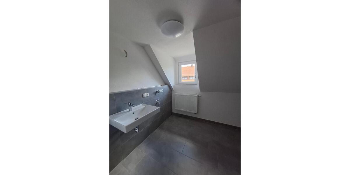 Dachgeschoßwohnung Geisenhausen - 4 Zimmer, 91 m&sup2;, 990&euro; | Angebot:26636176