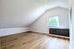 Frisch renoviert! Schönes WG-Zimmer in DG-Wohnung für junges Wohnen nahe Oldenburg Wildenloh