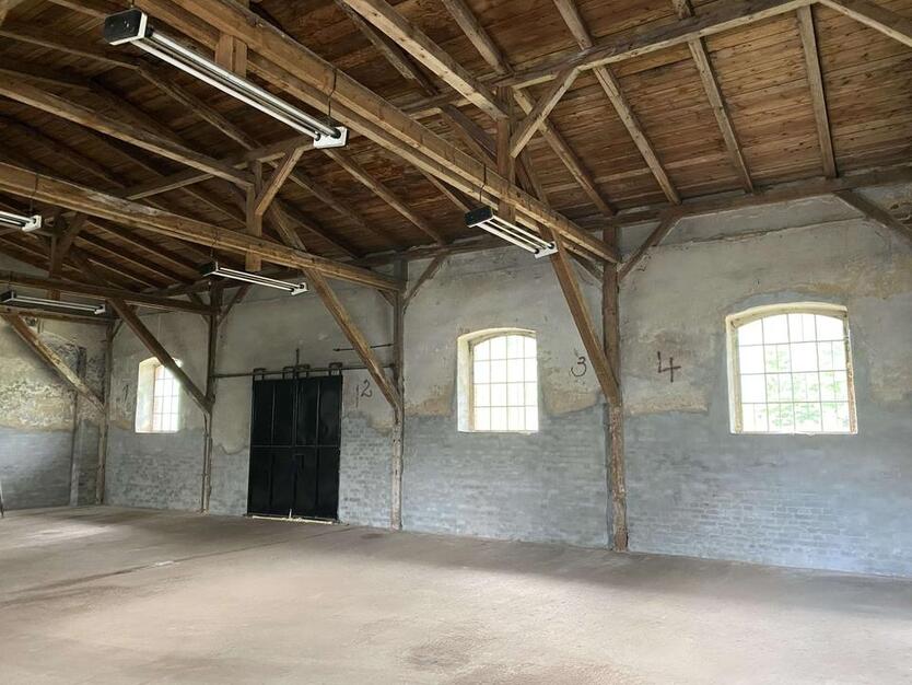 Lagerfläche 180 m² - Halle für Spedition, Handel, u.ä. - auch für Anlieferung großer LKW, Sattelzüge