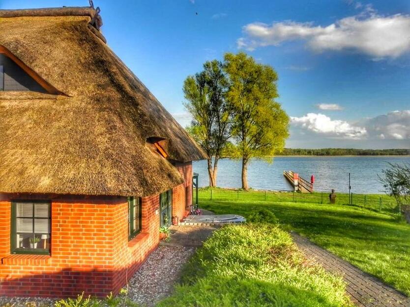 19. bis 26. Juli: zauberhaftes Ferienhaus direkt am Badestrand Schweriner See, nahe Ostsee, Mecklenburgische Seenplatte, Boot und Kanadier, alles inklusive