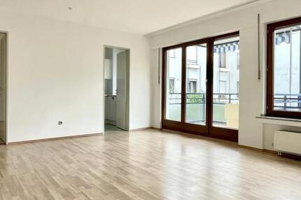 Helle und moderne 2,5-Raum-Wohnung mit Balkon und Einbauküche