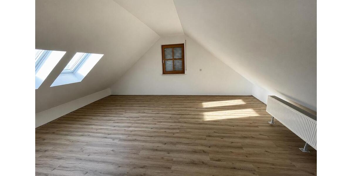 Dachgeschoßwohnung Gunzenhausen - 2.5 Zimmer, 77 m&sup2;, 655&euro; | Angebot:26670280