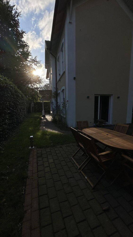 Renoviertes Altbau-Haus aus der Gründerzeit in Bauernhaus-Umgebung Alt-Osdorf