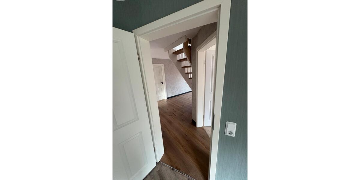 Dachgeschoßwohnung Hage - 3 Zimmer, 80 m&sup2;, 1.100&euro; | Angebot:25161225