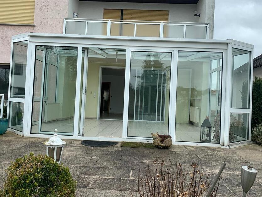 Schöne, helle 4-Zimmer-Wohnung mit Wintergarten, Terrasse und neuer Einbauküche