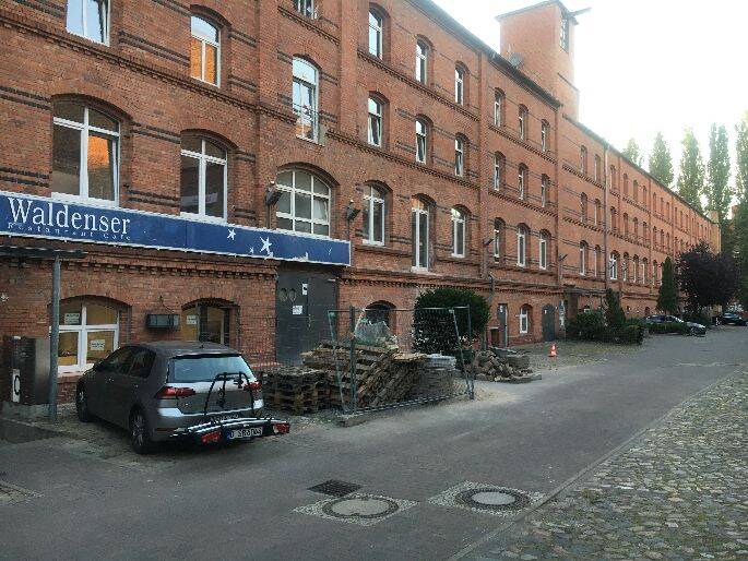 Ein Arbeitsplatz in altem Fabrikgebäude mitten in Berlin-Moabit - All-in-Miete