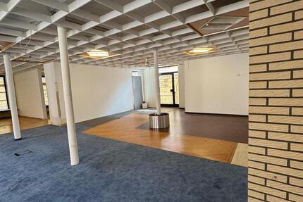 Tolle Gewerbefläche für FitnesstudioHandelLager mit Garagen zimmer