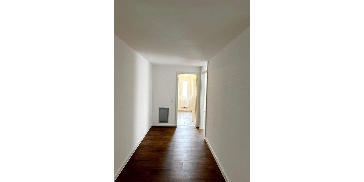 Renovierte 2 Zimmer + Tageslichtbad mit Dusche + neuer Boden + Balkon mit Blick ins Grüne 2 zimmer