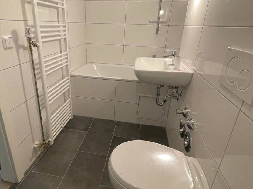 Moderne 2-Zimmer-Wohnung mit Terrasse und Blick ins Grüne, Wannenbad, separate Küche, Abstellraum