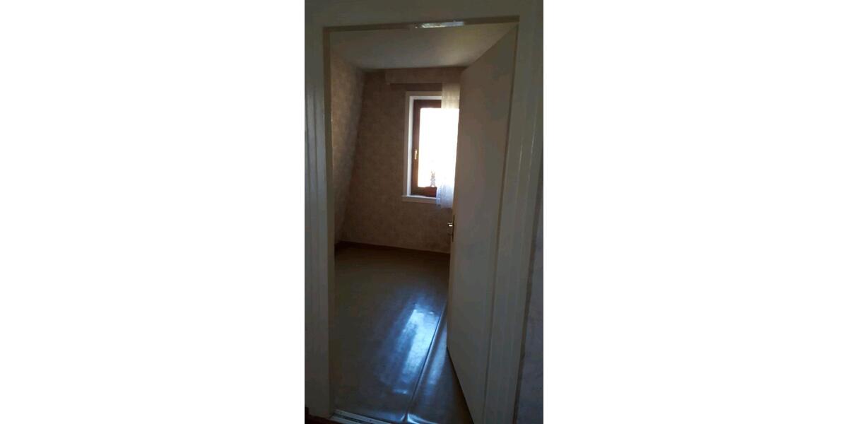 Etagenwohnung Neuhaus am Rennweg - 4 Zimmer, 100 m&sup2;, 400&euro; | Angebot:26289124