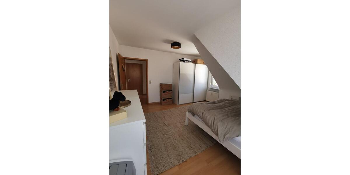 Helle 2 Zimmer DG Wohnung mit Balkon und Garage 2 zimmer