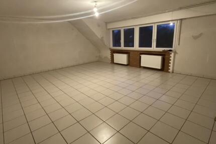 Schöne helle renovierte Dachgeschosswohnung 3 zimmer